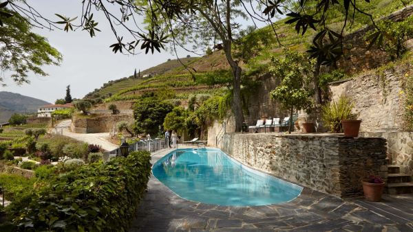  Hotel Quinta de la Rosa, piscina com vista deslumbrante, sala de tratamento de spa, cozinha de restaurante gourmet, experiência de prova de vinhos, paisagem do Vale do Douro.